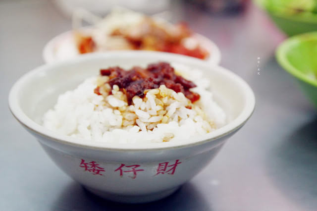 【台北市北投區。小吃】矮仔財滷肉飯 北投市場裡的排隊美食 北投站 CNN報導