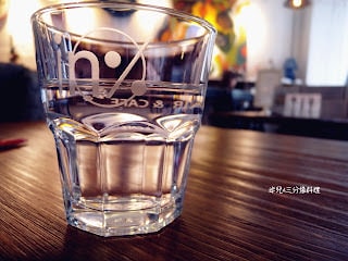 【台北市萬華區。咖啡廳】 in％ HAIR & CAFE 漢中店 西門町捷運站下午茶推薦 有可愛咖啡造型拉花