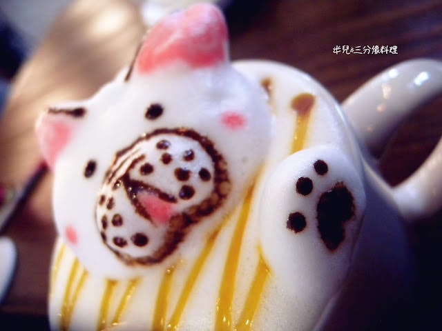 【台北市萬華區。咖啡廳】 in％ HAIR & CAFE 漢中店 西門町捷運站下午茶推薦 有可愛咖啡造型拉花