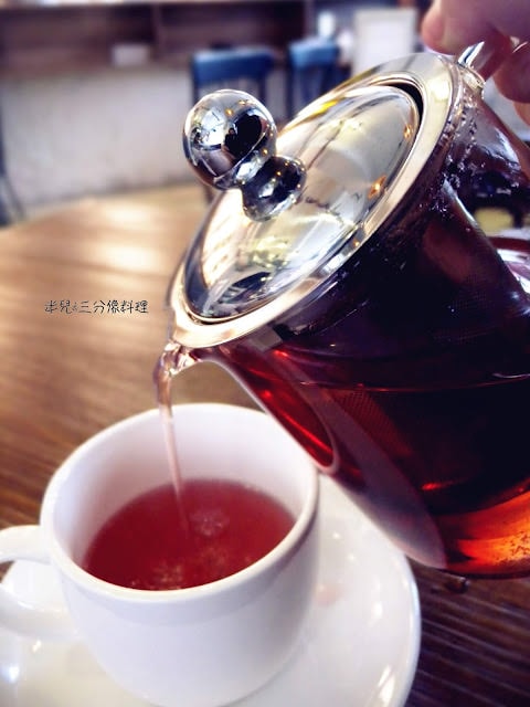 【台北市萬華區。咖啡廳】 in％ HAIR & CAFE 漢中店 西門町捷運站下午茶推薦 有可愛咖啡造型拉花