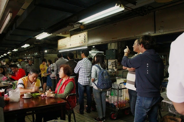 【台北市北投區。小吃】矮仔財滷肉飯 北投市場裡的排隊美食 北投站 CNN報導