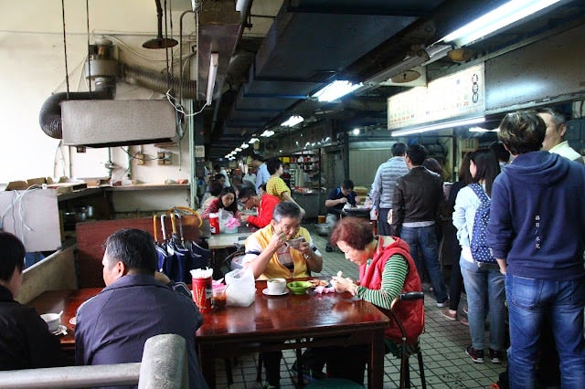 【台北市北投區。小吃】矮仔財滷肉飯 北投市場裡的排隊美食 北投站 CNN報導