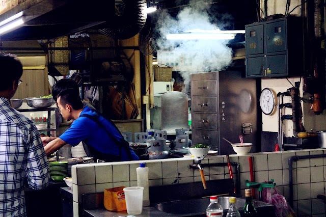 【台北市北投區。小吃】矮仔財滷肉飯 北投市場裡的排隊美食 北投站 CNN報導