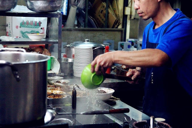 【台北市北投區。小吃】矮仔財滷肉飯 北投市場裡的排隊美食 北投站 CNN報導