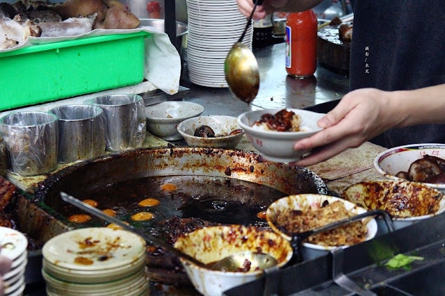 【台北市北投區。小吃】矮仔財滷肉飯 北投市場裡的排隊美食 北投站 CNN報導