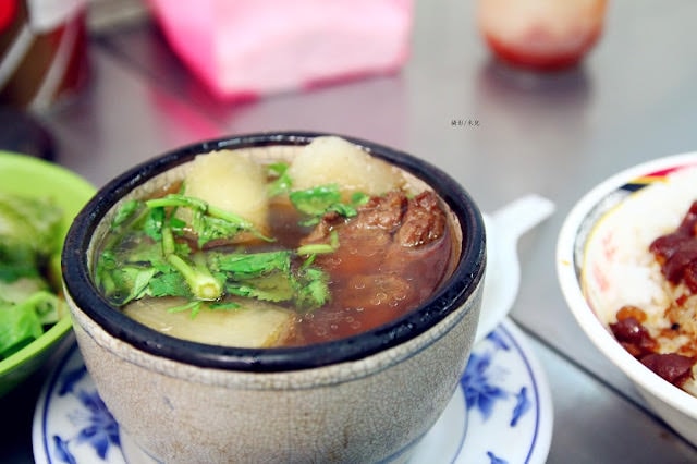 【台北市北投區。小吃】矮仔財滷肉飯 北投市場裡的排隊美食 北投站 CNN報導