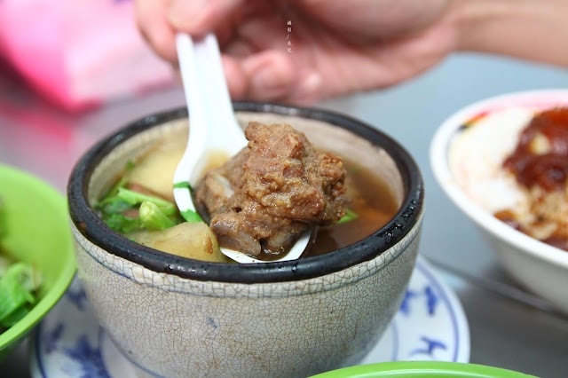 【台北市北投區。小吃】矮仔財滷肉飯 北投市場裡的排隊美食 北投站 CNN報導