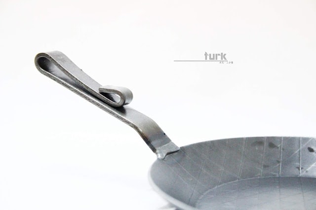 【開箱文。鍋具】德國turk(土克鍋)手工鍛造鐵鍋 經典熱鍛斜紋短柄平底鍋20cm 開鍋介紹 食譜示範